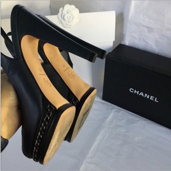 CHANEL - Picture 12 of 16